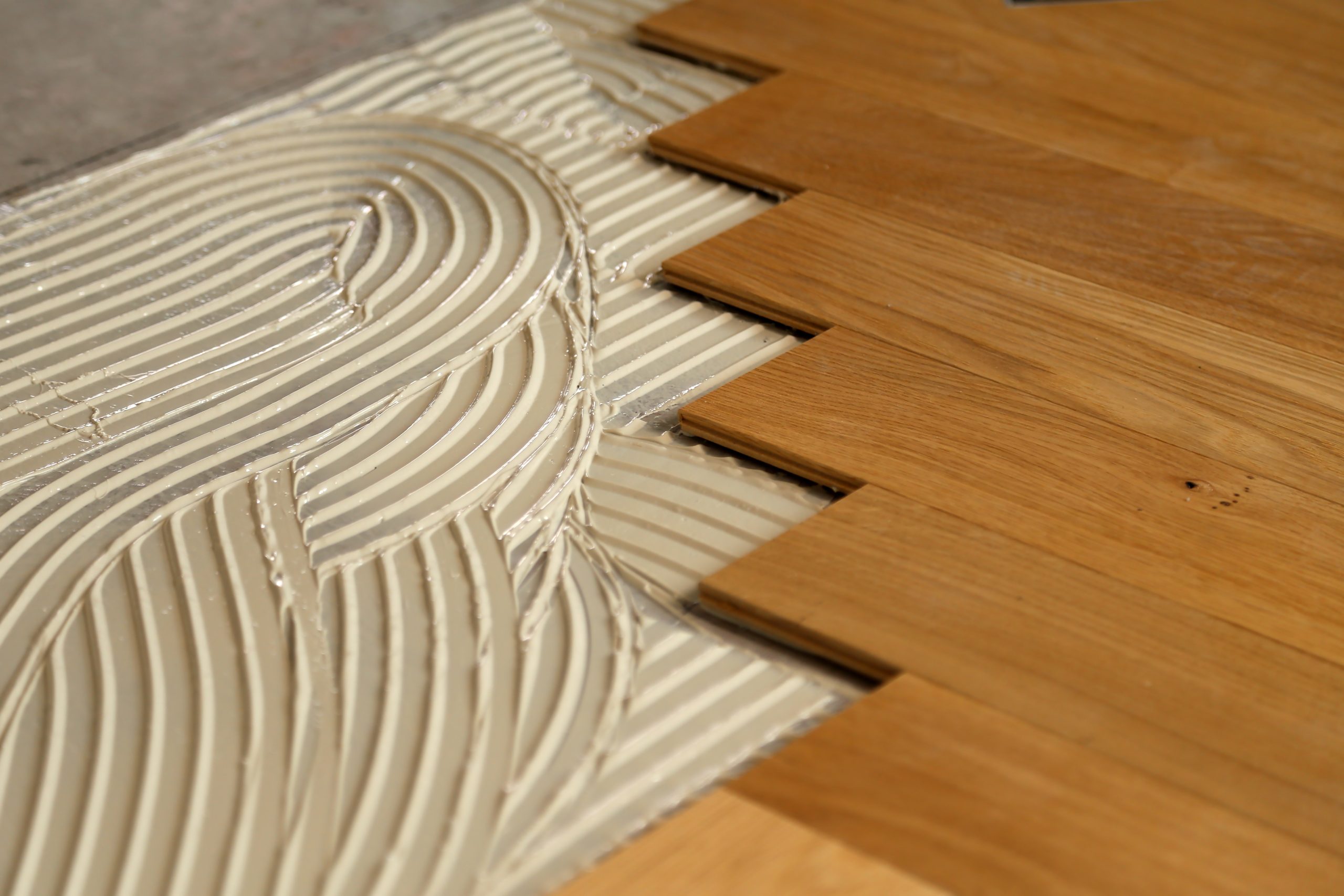 Floor fitting in a renovated room installation of parquet wood flooring